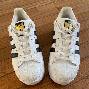 Women’s 7.5 Adidas Superstar Sneakers